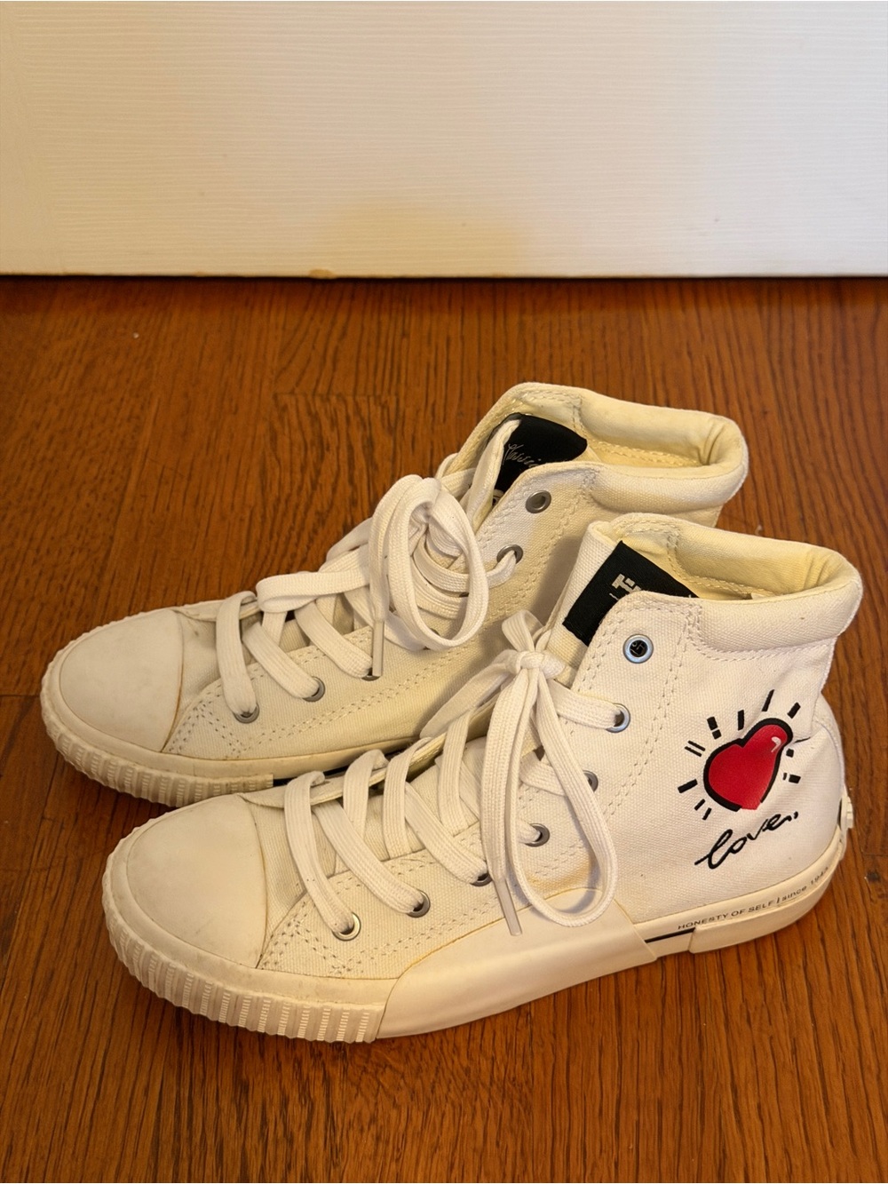 White High-Top Kids Sneakers with Red Heart Graphic